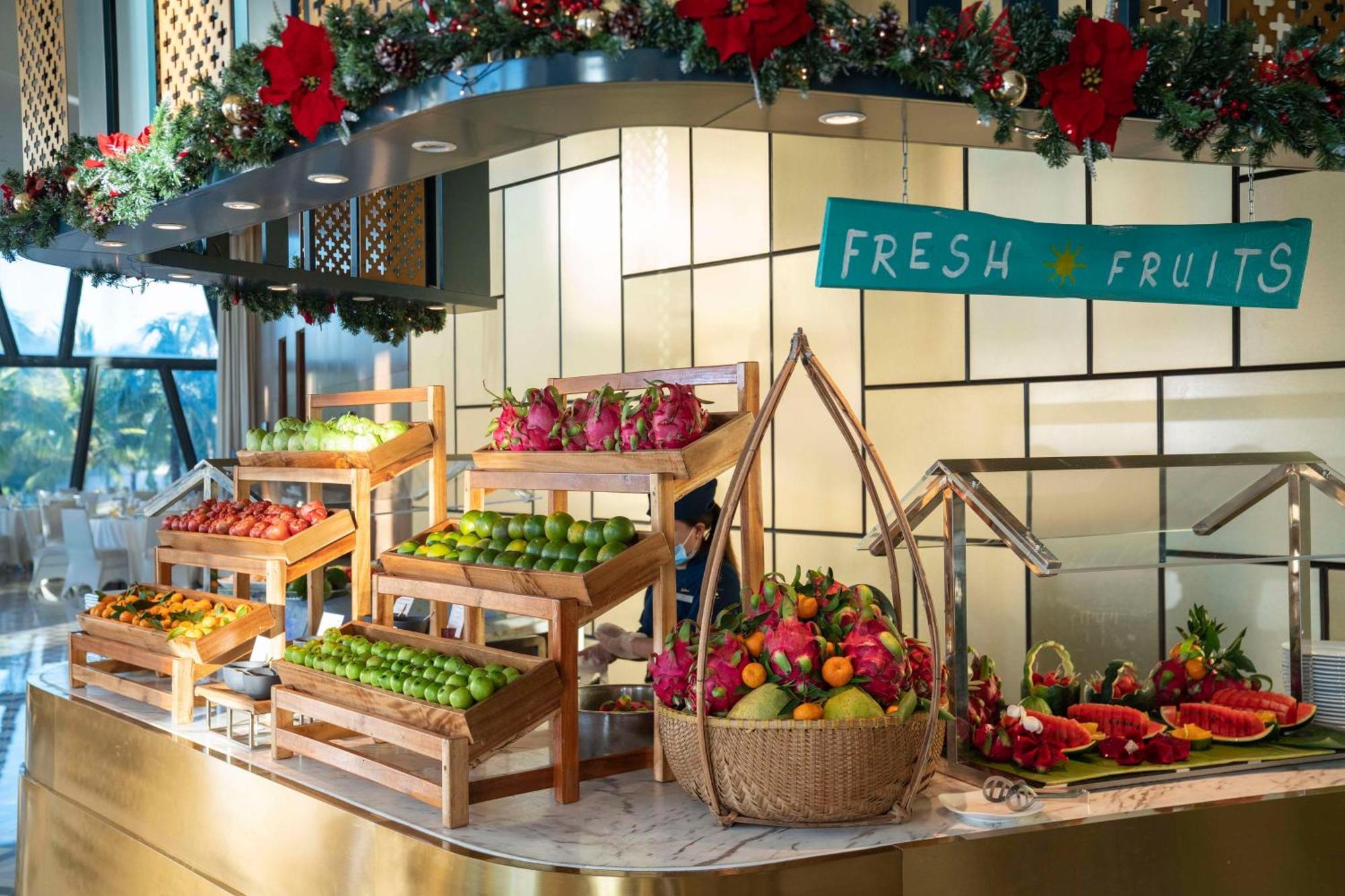 Radisson Blu Resort Дуонг-Донг Экстерьер фото A fruit display at a buffet
