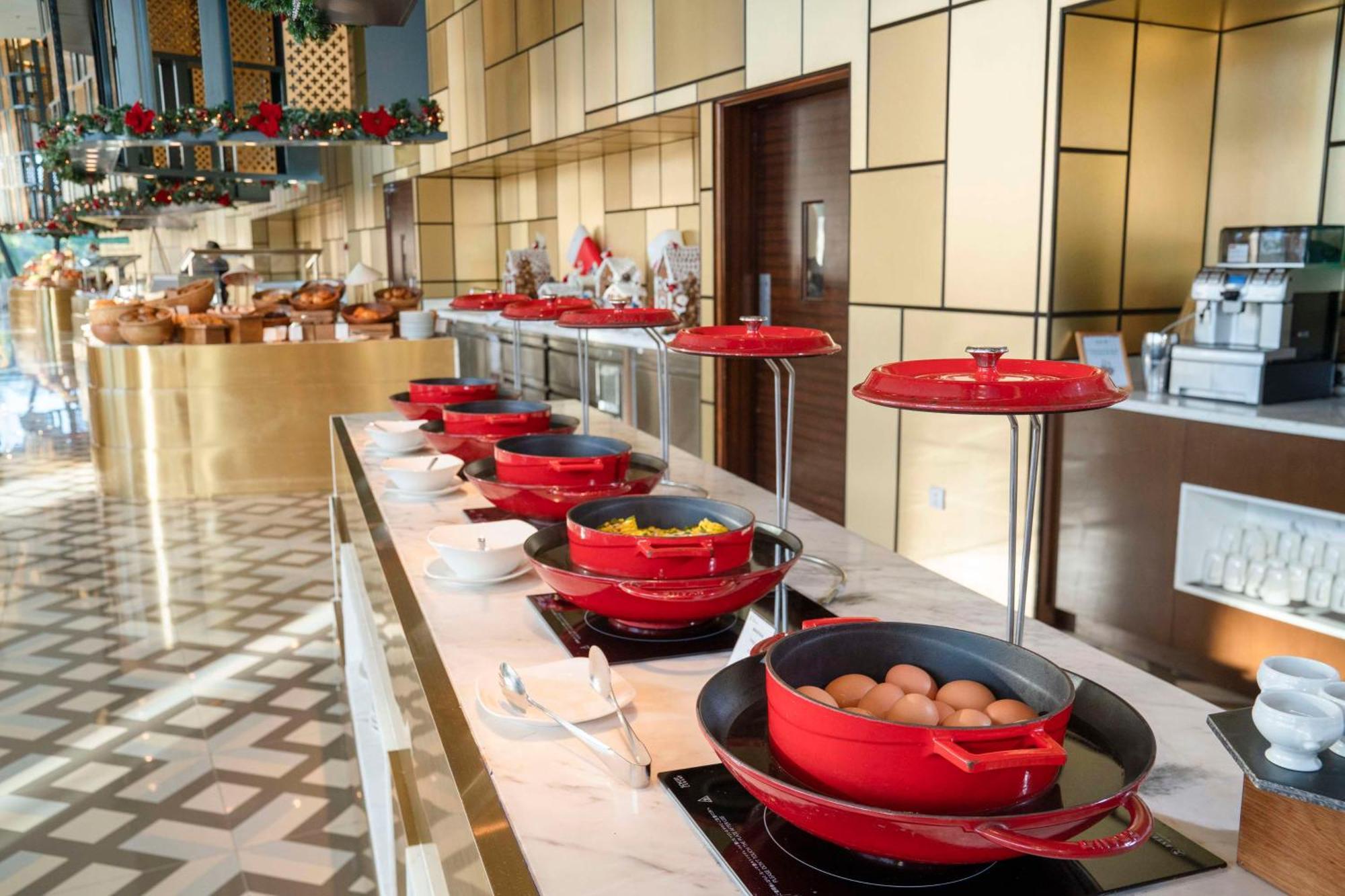Radisson Blu Resort Дуонг-Донг Экстерьер фото A buffet at a hotel