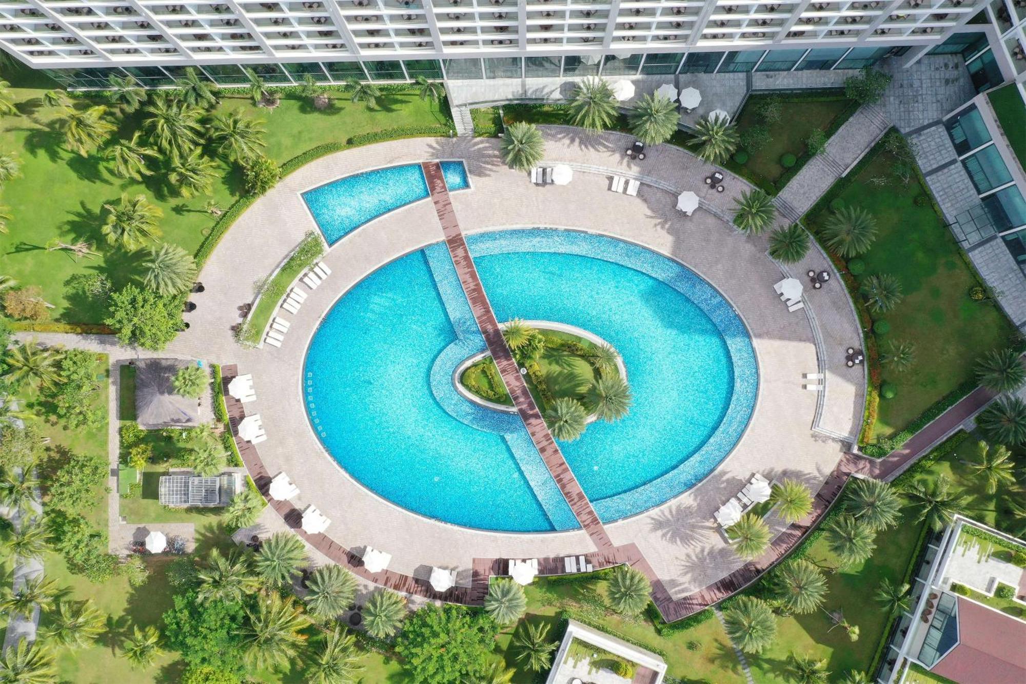 Radisson Blu Resort Дуонг-Донг Экстерьер фото The pool at the Royal Garden Villas