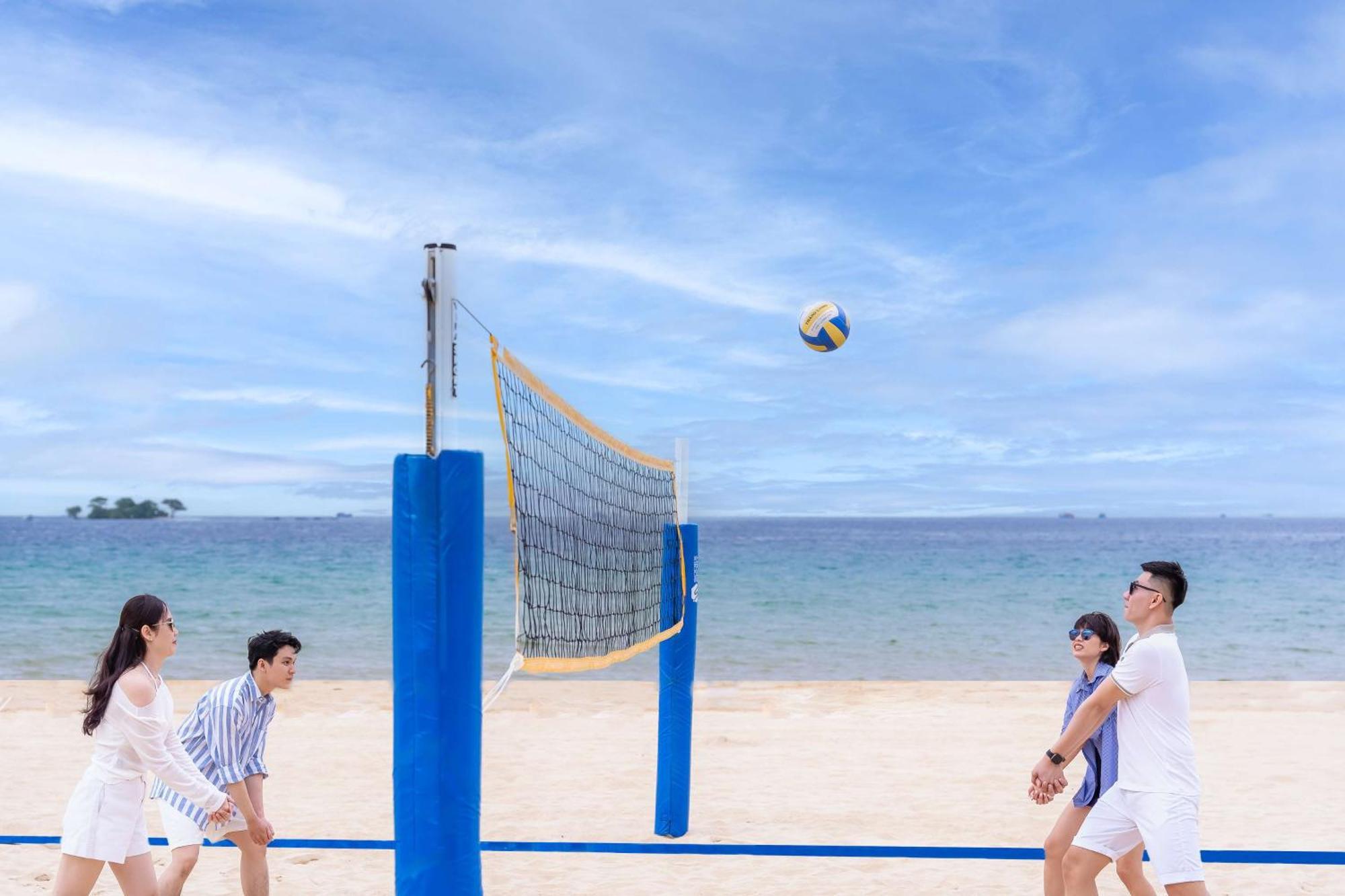 Radisson Blu Resort Дуонг-Донг Экстерьер фото Beach volleyball