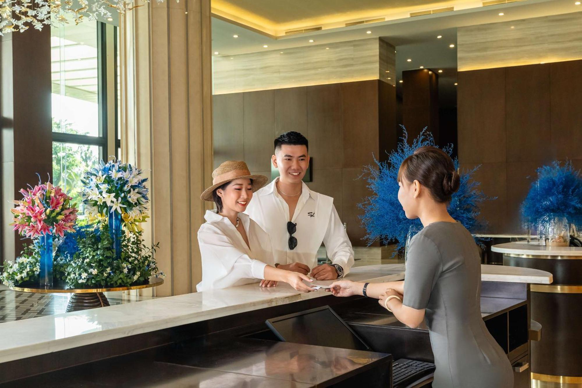 Radisson Blu Resort Дуонг-Донг Экстерьер фото A hotel receptionist